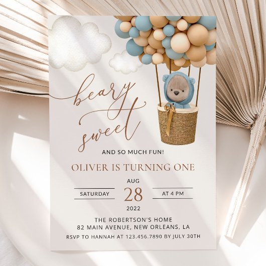 かわいいクマ、青い風船、1歳の誕生日 招待状