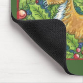 かわいいクリスマスのトナカイがホーリーの葉と赤い実のある森林で休憩中 マウスパッド (コーナー)