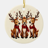 かわいいクリスマスのトナカイのトリオと格子状のスカーフ セラミックオーナメント (正面)