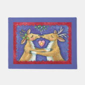 かわいいクリスマスのトナカイ、ミストルートの下でのロマンチックなキス ドアマット (正面)