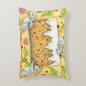 かわいいクリスマスのネズミがフルーツケーキのデザートを運ぶ アクセントクッション (正面(垂直))