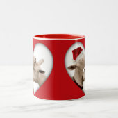 かわいいクリスマスのヤギのカップル ツートーンマグカップ (中央)