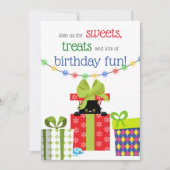 かわいいクリスマスの子猫とギフト冬の誕生日 招待状 (正面)