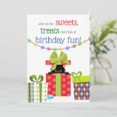 かわいいクリスマスの子猫とギフト冬の誕生日 招待状 (スタンド正面)