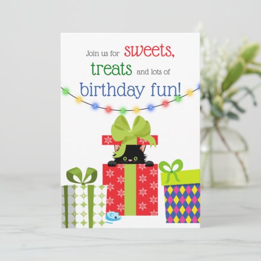 かわいいクリスマスの子猫とギフト冬の誕生日 招待状 (スタンド正面)