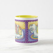 かわいいクリスマスの猫がネズミと一緒に靴下で寝ている マグカップ (中央)