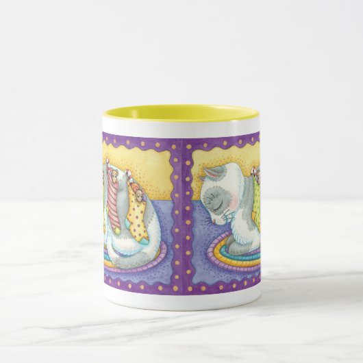 かわいいクリスマスの猫がネズミと一緒に靴下で寝ている マグカップ (中央)