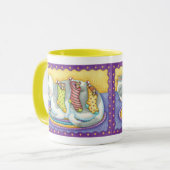 かわいいクリスマスの猫がネズミと一緒に靴下で寝ている マグカップ (正面左)