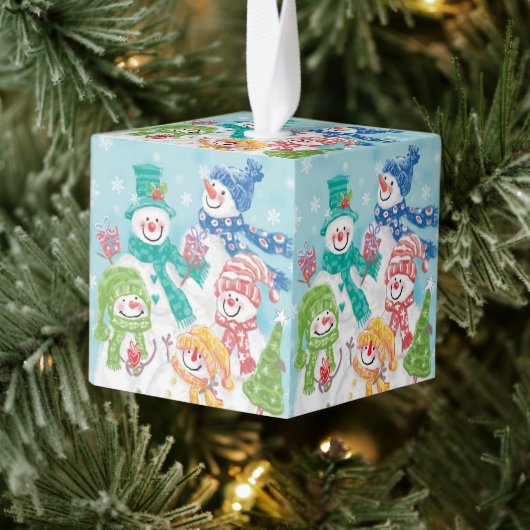 かわいいクリスマスの雪だるまファミリーが雪の中に キューブオーナメント (ツリー)