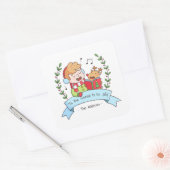 かわいいクリスマスは男の子およびトナカイのステッカーをキャロルを歌います スクエアシール (封筒)
