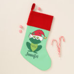 かわいいクリスマスカエルSanta クリスマスストッキング<br><div class="desc">赤いサンタ帽をかぶった可愛らしい緑のカエルストッキング。このかわいらしキッズスパーソナライズされたクリスマ飾スのストッキングは、素敵な緑の休日の背景がある。上品な贈り物のために自分の文字で下にパーソナライズ。</div>