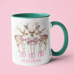かわいいクリスマスコケットのトナカイパーソナライズされたの名前 マグカップ<br><div class="desc">可愛いクリスマスコケットパーソナライズされたトナカイ名ホリデーコーヒーマグは、文字「ホホホホHo」をピンクのスクリプトタイポグラフィに加えモダン、フローラピンクの弓と以下の名前でキュートな水の色のトナカイをアクセント付けパーソナライズされたて特徴。クリスマスギフト、クリスマスパーティー、休日のお祝い、誕生日などに最適。Evco Studio www.zazzle.com/store/evcostudioによって作成</div>