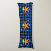 かわいいクリスマススタフィッシュオンブルーバッファローパターン ボディピロー (正面縦)