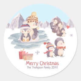 かわいいクリスマスツリーのペンギン家族が雪で遊ぶ ラウンドシール