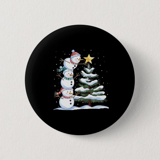 かわいいクリスマスツリーを飾る3人の雪だるま 缶バッジ (正面)