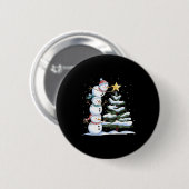 かわいいクリスマスツリーを飾る3人の雪だるま 缶バッジ (正面&裏面)