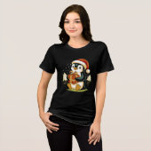 かわいいクリスマスペンギンとギフトボックス トライブレンドＴシャツ (正面全面)