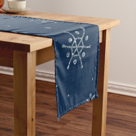 かわいいクリスマス休暇の青い雪片冬のクリスマス ミディアムテーブルランナー (インサイチュ)