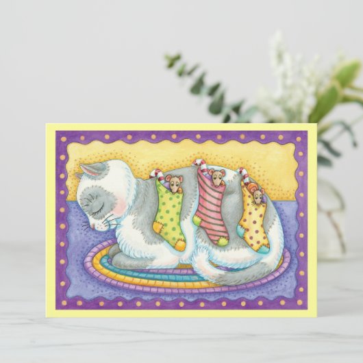 かわいいクリスマス猫がネズミと一緒に靴下で寝ている シーズンカード (スタンド正面)