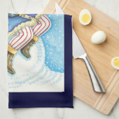 かわいいクリスマス、雪玉に座るサンタクロースとおもちゃ キッチンタオル (四つ折り)