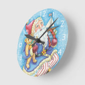 かわいいクリスマス、雪玉に座るサンタクロースとおもちゃ ラウンド壁時計 (傾斜)