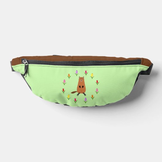かわいいグラウンドホッグとチューリップの花 ファニーパック (レイダウン)