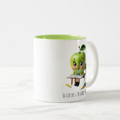 かわいいグリーンアップルの学生 – 好奇心のある引用文デザイン ツートーンマグカップ (正面右)