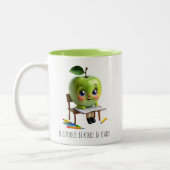 かわいいグリーンアップルの学生 – 好奇心のある引用文デザイン ツートーンマグカップ (左)