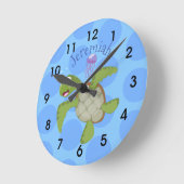 かわいいグリーンウミガメhappy cartoonイラストレーション ラウンド壁時計 (傾斜)