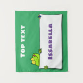 かわいいグリーンカエルのサイン漫画イラストレーション タペストリー (正面)