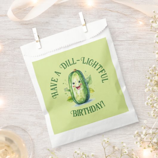 かわいいグリーンカートゥーンピックル誕生日 フェイバーバッグ (クリップ留めされた状態)