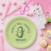 かわいいグリーンカートゥーンピックル誕生日 ペーパープレート (パーティー)
