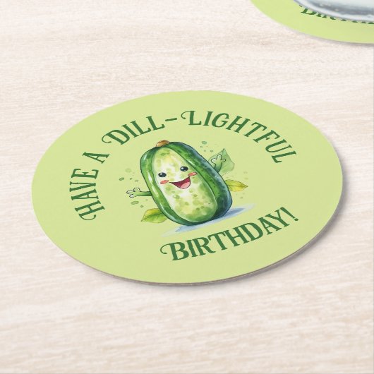 かわいいグリーンカートゥーンピックル誕生日 ラウンドペーパーコースター (アングル)