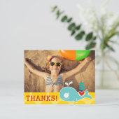 かわいいグリーンホエールガール誕生日写真ありがとう ポストカード (スタンド正面)