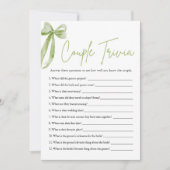 かわいいグリーンボウカップルのトリビアブライダルシャワーゲーム 招待状 (正面)