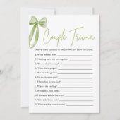 かわいいグリーンボウカップルのトリビアブライダルシャワーゲーム 招待状 (正面)