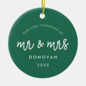 かわいいグリーン私たちの初めてのクリスマス写真 セラミックオーナメント (正面)