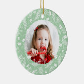 かわいいグリーン&ホワイトパインとホリーリースクリスマス セラミックオーナメント (右)