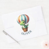 かわいいグリーンdinoが熱気球で飛行 ラウンドシール (封筒)