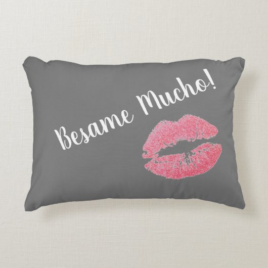 かわいいグレーとピンクのキス私 アクセントクッション (正面)