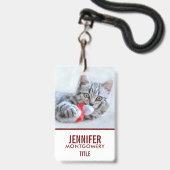 かわいいグレーのタビー猫とクリスマス帽子のXmas バッジ (正面（ネックストラップ付）)