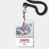 かわいいグレーのタビー猫とクリスマス帽子のXmas バッジ (裏面（ネックストラップ付）)