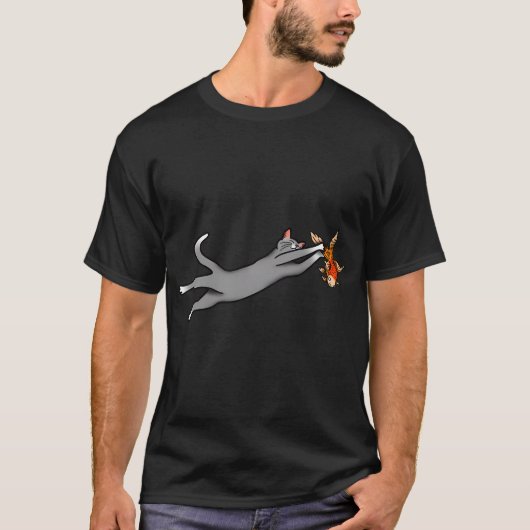 かわいいグレー猫が金魚を捕まえる Tシャツ (正面)