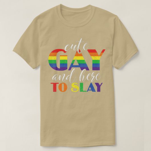 かわいいゲイとここにスレイ同性愛者プライドレズビアンゲイ Tシャツ (デザイン正面)