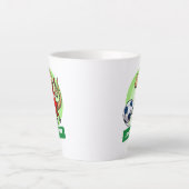 かわいいゲッコ大好きサッカーおもしろい選手の漫画 カフェラテマグ (正面)