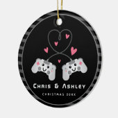 かわいいゲーマーカップルのゲームのビデオゲームジョイスティック名 セラミックオーナメント (左)