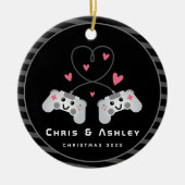 かわいいゲーマーカップルのゲーム機コントローラーの名前 セラミックオーナメント (正面)