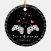 かわいいゲーマーカップルのゲーム機コントローラーの名前 セラミックオーナメント (裏面)