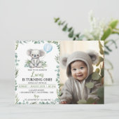 かわいいコアラ緑の誕生日写真招待状 サンキューカード (スタンド正面)