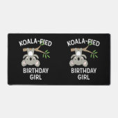 かわいいコアラ誕生日ガールプンおもしろいギフト デスクマット (正面)